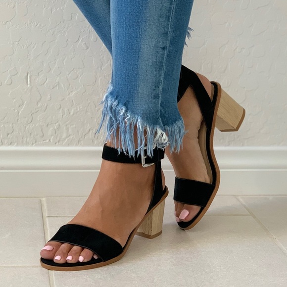 NIB Black Leather Wooden Kitten Heel Ankle Sandal - Picture 3 of 7